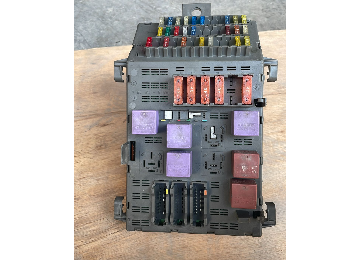 7703297638  RENAULT LAGUNA I SİGORTA KUTUSU
